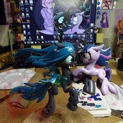 Size: 749x750 | Tagged: useless source url, safe, artist:viistar, idw, queen chrysalis, twilight sparkle, unicorn twilight, changeling, changeling queen, pony, unicorn, the return of queen chrysalis, spoiler:comic04, computer, duo, female, fight, mare, sculpture