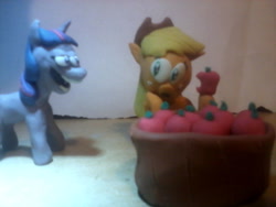 Size: 1280x960 | Tagged: safe, artist:123sssooosss, derpibooru import, applejack, twilight sparkle, earth pony, pony, apple.mov, ask plastiline n3dsebas, fuck you i can eat all these apples, pony de plastilina, tumblr