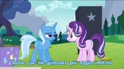 Size: 960x539 | Tagged: safe, derpibooru import, screencap, starlight glimmer, trixie, pony, unicorn, no second prances, dat face, discovery family logo, duo, faic, female, lidded eyes, mare, out of context, shipping fuel, spanish, translated in the description