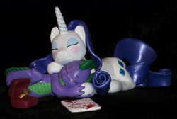 Size: 3115x2097 | Tagged: safe, rarity, spike, dragon, pony, unicorn, sculpture, shipping, sparity