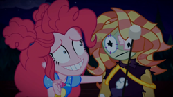 Size: 926x520 | Tagged: safe, screencap, pinkie pie, sunset shimmer, better together, equestria girls, sunset's backstage pass!, actual sunset shimmer, backstage pass, creepy, discovery kids, faic, fake smile, logo, pinkamena diane pie, smiling, spanish, wide eyes