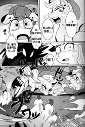 Size: 739x1100 | Tagged: safe, artist:nekubi, apple bloom, applejack, chimera sisters, chimera, earth pony, pony, body control, comic, dialogue, fangs, fight, grayscale, korean, monochrome, multiple heads, shakunetsu no gouseijuu, size difference, speech bubble, three heads, translation request