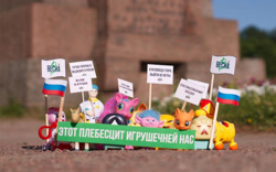 Size: 1360x850 | Tagged: safe, derpibooru import, applejack, pinkie pie, bootleg, concerned pony, cyrillic, irl, photo, protest, russia, russian, russian flag, toy