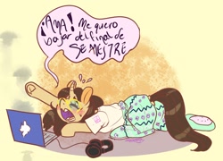 Size: 1496x1076 | Tagged: safe, artist:beyond_inside, derpibooru import, oc, oc only, pony, unicorn, clothes, computer, frog (hoof), horn, laptop computer, lying down, open mouth, signature, spanish, talking, underhoof, unicorn oc