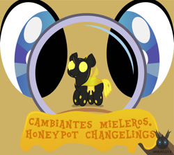 Size: 1260x1130 | Tagged: safe, artist:wheatley r.h., derpibooru exclusive, derpibooru import, changeling, comic:cambiantes mieleros, chibi, close-up, comic, extreme close-up, honeypot changeling, magnifying glass, spanish, vector, watermark, yellow changeling